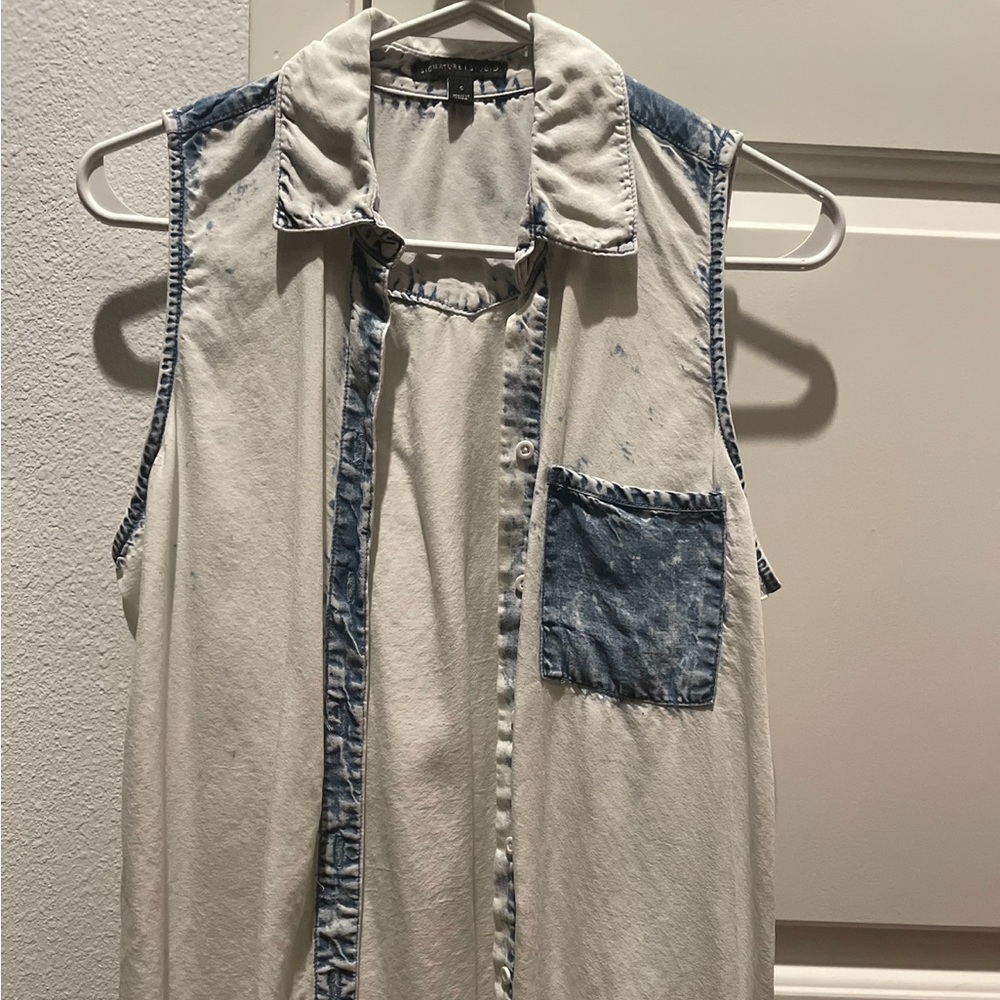 Signature Studio. Sleeveless, collar, button up.
